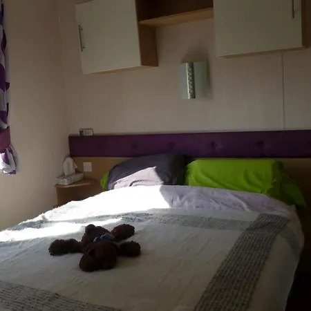 Camping Les Lacs De Courtes 营地