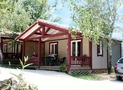 Camping Les Lacs De Courtes 营地