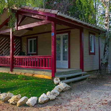 Camping Les Lacs De Courtes 营地 Estang
