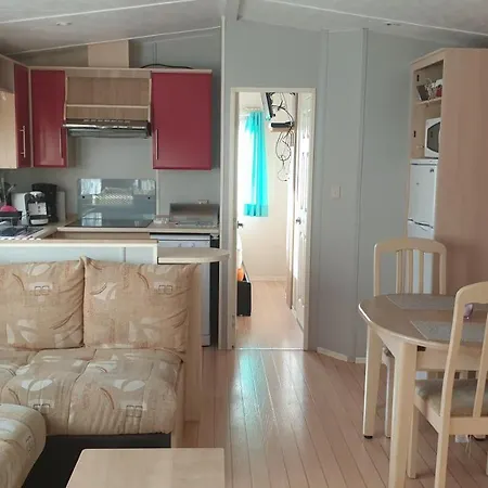 Camping Les Lacs De Courtes 营地 Estang