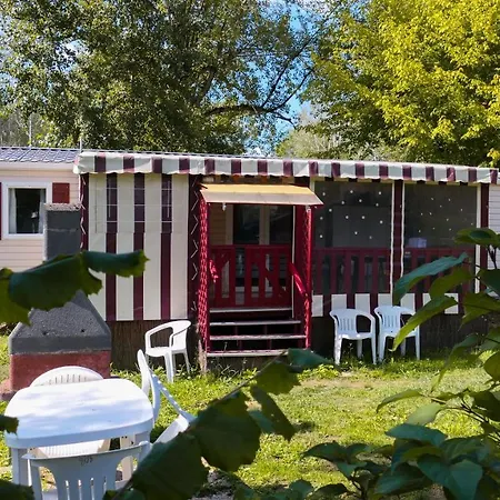 Camping Les Lacs De Courtes 营地 Estang