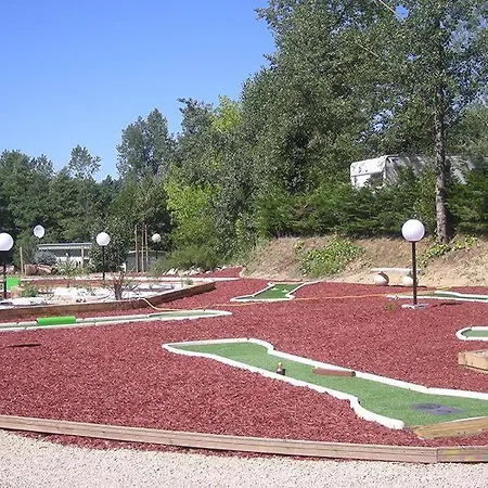 Camping Les Lacs De Courtes * Estang