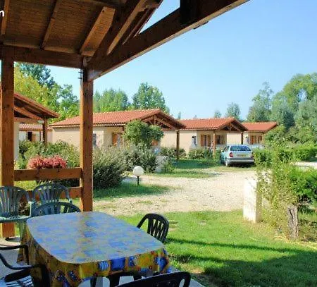 Camping Les Lacs De Courtes Estang