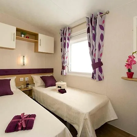 אתר קמפינג Camping Les Lacs De Courtes *