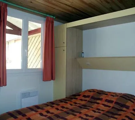 Camping Les Lacs De Courtes *