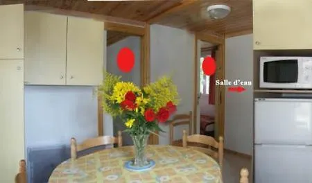 אתר קמפינג Camping Les Lacs De Courtes *