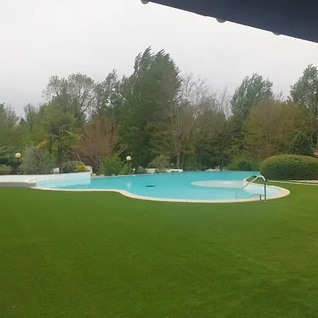 Camping Les Lacs De Courtes