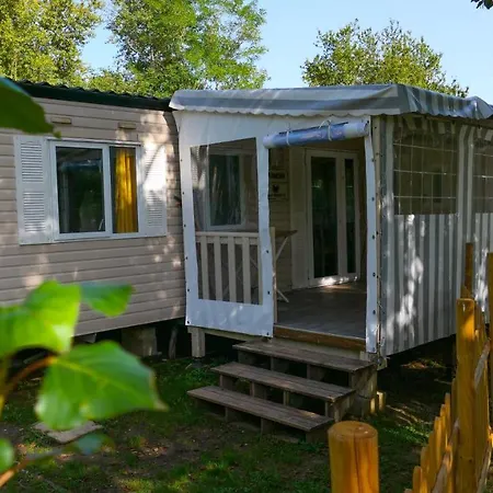 Camping Les Lacs De Courtes Campsite
