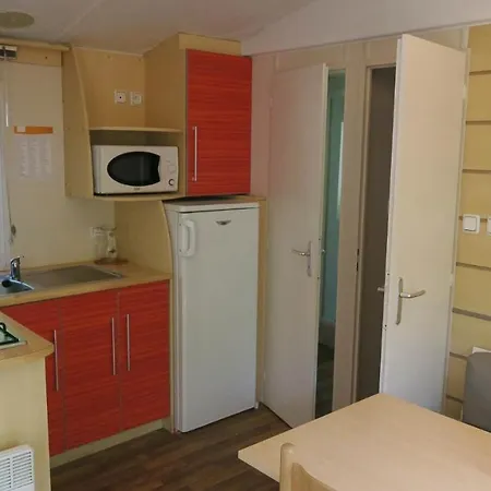 Camping Les Lacs De Courtes אתר קמפינג