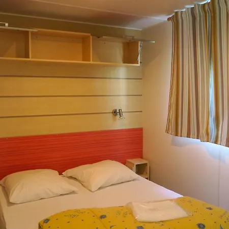 אתר קמפינג Camping Les Lacs De Courtes Estang