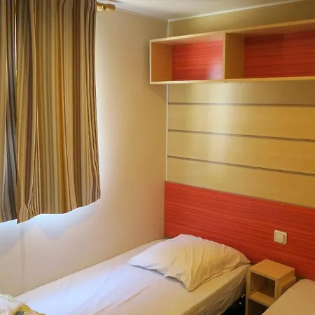 Camping Les Lacs De Courtes * Estang