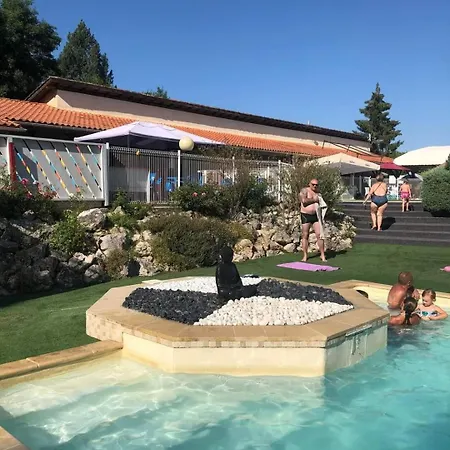 אתר קמפינג Camping Les Lacs De Courtes *