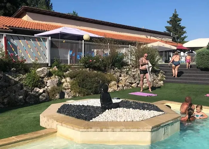 אתר קמפינג Camping Les Lacs De Courtes *